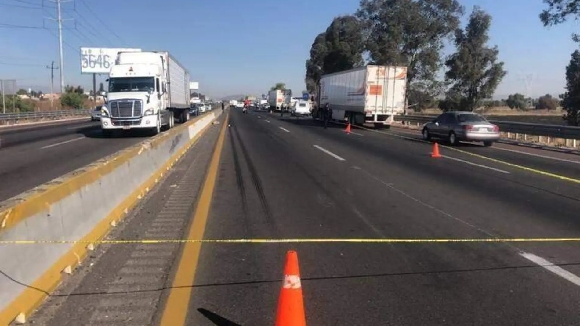 Enfrentamiento en autopista México-Puebla deja un hombre lesionado y otro muerto